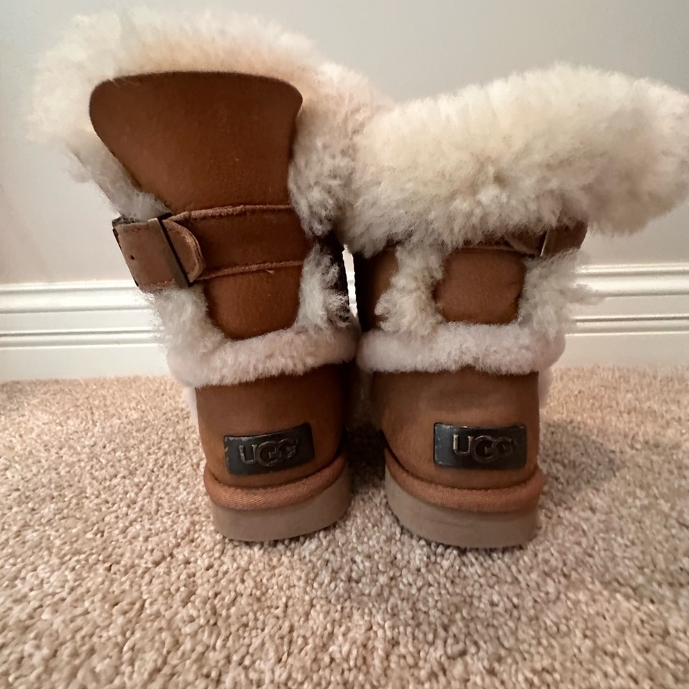 Tan Uggs with White fur